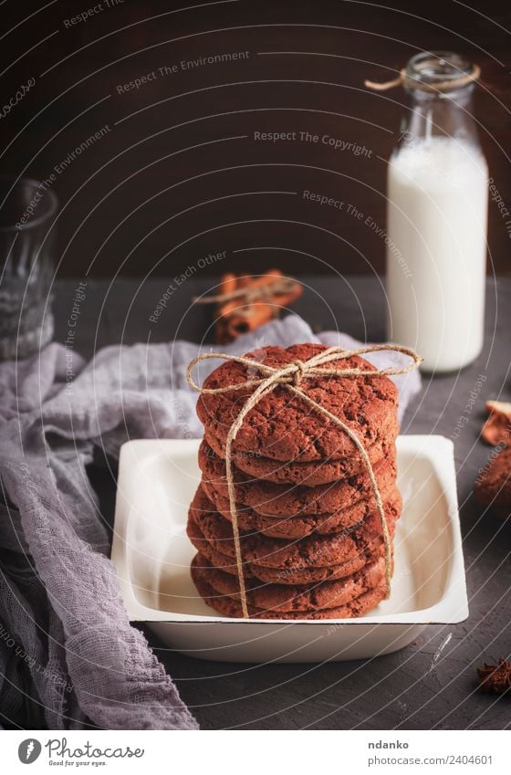 gebackene runde Kekse, die mit einem Seil in einer Eisenplatte gebunden sind. Milcherzeugnisse Dessert Süßwaren Ernährung Frühstück Teller Flasche dunkel lecker