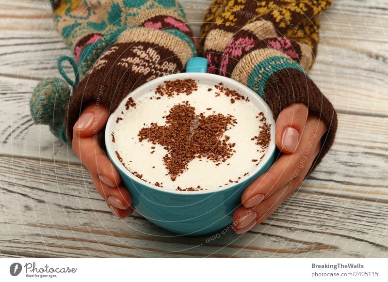 Nahaufnahme Frau Hände Umarmung Tasse Latte Cappuccino Kaffee Kaffeetrinken Getränk Heißgetränk Latte Macchiato Becher Tisch Erwachsene Hand 1 Mensch Holz