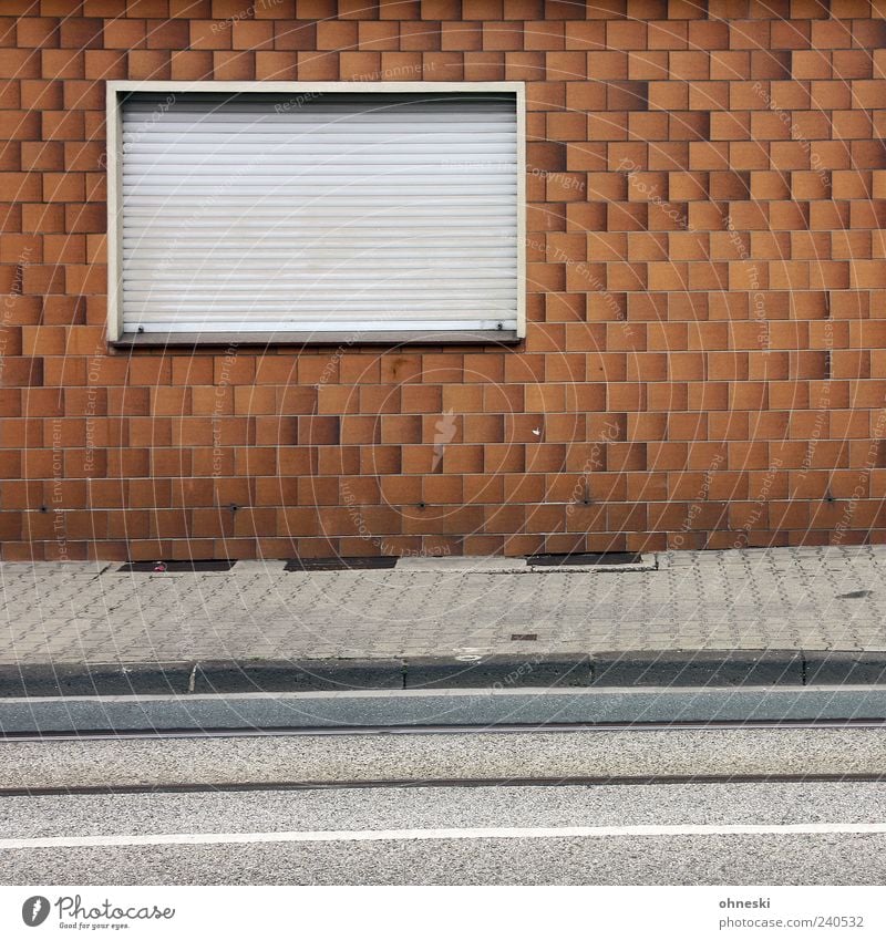 Sonnenuntergang Haus Bauwerk Gebäude Architektur Mauer Wand Fassade hässlich Jalousie Fenster Bürgersteig Fliesen u. Kacheln geschlossen Farbfoto Außenaufnahme