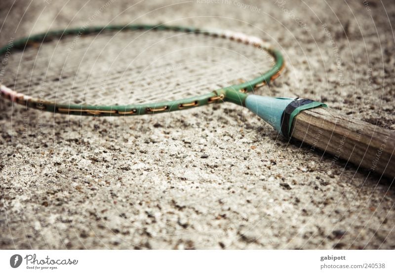 ich schlag mich so durch Freizeit & Hobby Spielen Badminton Sport retro braun vergessen Holz alt Gedeckte Farben Außenaufnahme Menschenleer Tag Licht Schatten