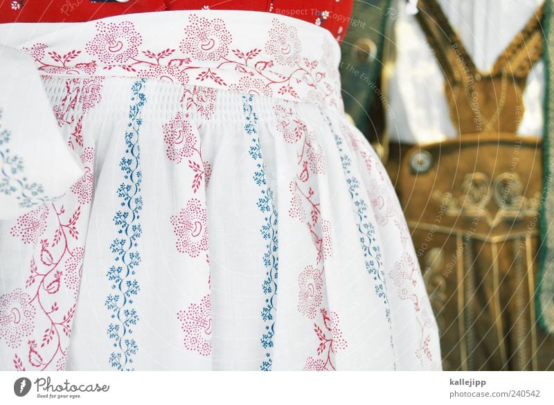 unterm dirndl wird gejodelt Lifestyle elegant Stil Mensch Frau Erwachsene Mann Paar Partner 2 Trachtenkleid Bayern bayerisch ländlich Tradition Muster Lederhose