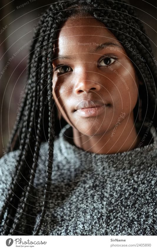 423 [beauty] schön Junge Frau Jugendliche 1 Mensch 18-30 Jahre Erwachsene Jugendkultur Pullover schwarzhaarig langhaarig Rastalocken Afro-Look authentisch