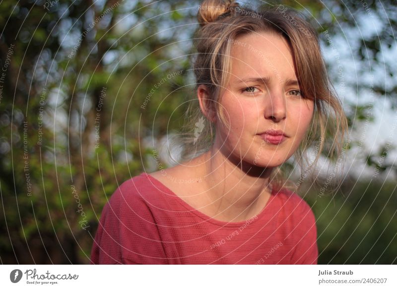 Frau schaut skeptisch feminin Erwachsene 1 Mensch 18-30 Jahre Jugendliche Blick schön Misstrauen Sorge Farbfoto Außenaufnahme Tag Natur draussen T-Shirt Wald