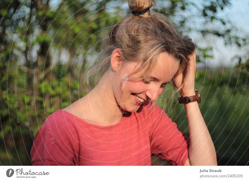 Garten Sonne Frau schön Rot Grün Blatt feminin Erwachsene 1 Mensch 30-45 Jahre Natur Frühling Schönes Wetter Wärme Grünpflanze T-Shirt Armbanduhr blond Pony