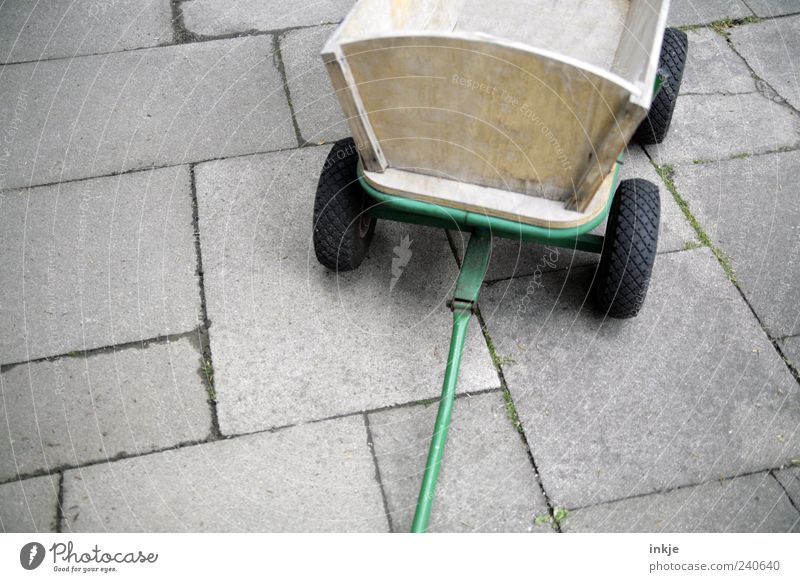 Vatertag ist für dieses Jahr gelaufen Platz Terrasse Steinplatten Verkehr Handwagen Gummireifen Beton Holz Metall Stahl Linie alt stehen einfach braun grau grün