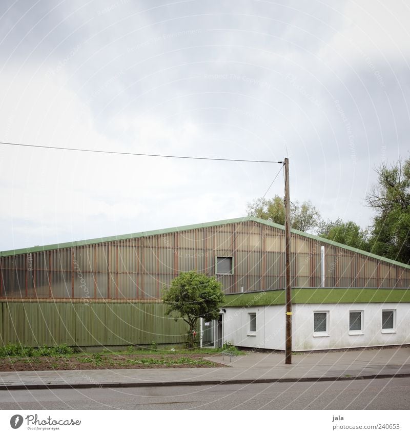 tennishalle Sportstätten Sporthalle Himmel Wolken schlechtes Wetter Pflanze Baum Gras Grünpflanze Bauwerk Gebäude Architektur Halle Mauer Wand Fenster Tür Dach