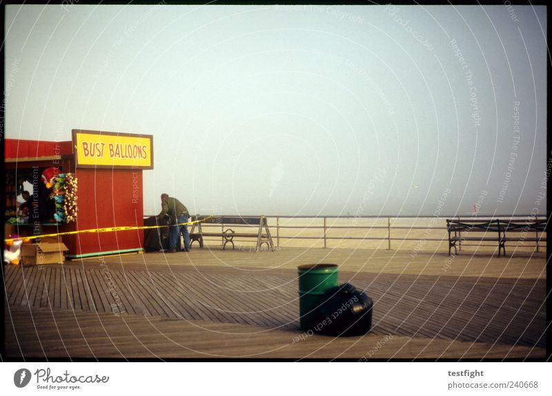 vorsaison Ferien & Urlaub & Reisen Tourismus Ausflug Sommerurlaub Strand maskulin 1 Mensch Natur Sand Nebel Küste Coney Island Farbfoto Dämmerung Platz