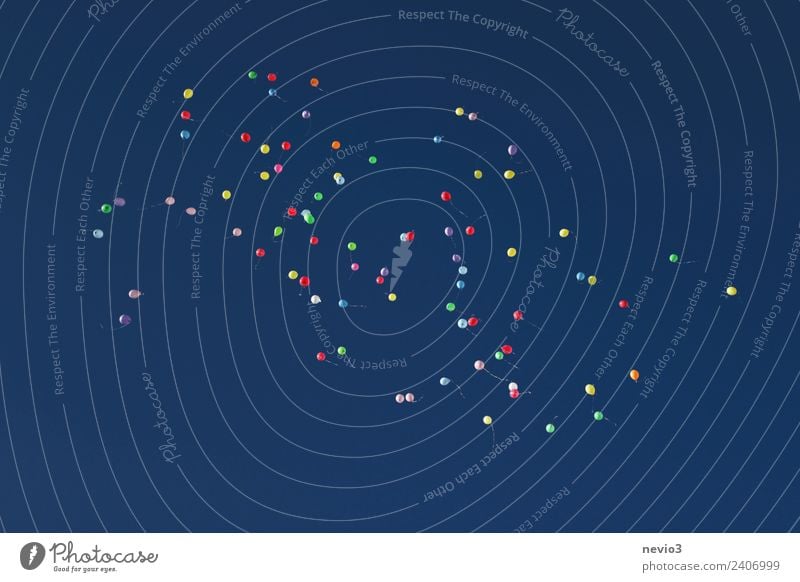 Aufsteigende bunte Luftballons Himmel nur Himmel Wolkenloser Himmel blau mehrfarbig gelb grün rot Farbe Lebensfreude Ferne himmelblau himmelwärts Himmelsstürmer