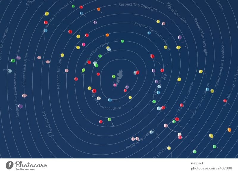 Bunte Luftballons am Himmel Zeichen rund mehrfarbig Gefühle Stimmung Glück Lebensfreude Liebe Romantik Beginn Energie Freiheit Freude Unendlichkeit hoch Höhe