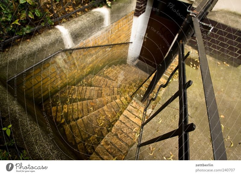 Kellertreppe Häusliches Leben Haus Bauwerk Gebäude Architektur Mauer Wand Treppe Fassade Tür alt Geländer Eisen Schmiedeeisen Wendeltreppe Eingang Zugang Altbau