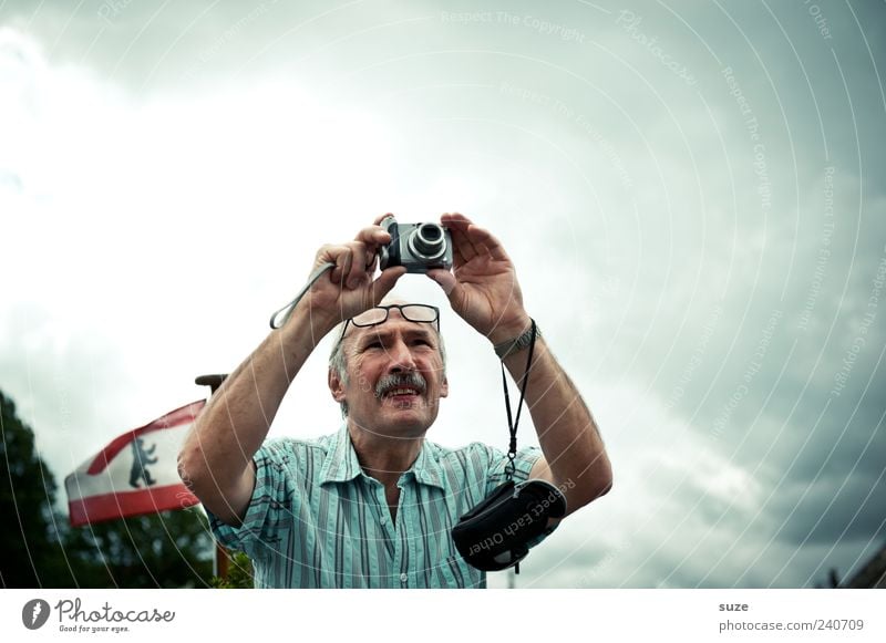 Tourist Lifestyle Freizeit & Hobby Tourismus Fotokamera Mensch maskulin Mann Erwachsene Männlicher Senior 1 60 und älter Umwelt Himmel Wolken Wetter Hauptstadt