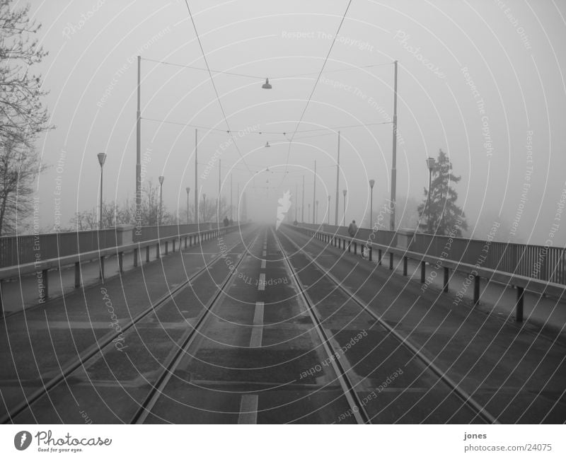 brücke ins nichts Nebel Gleise Architektur Brücke Schwarzweißfoto Kanton Bern