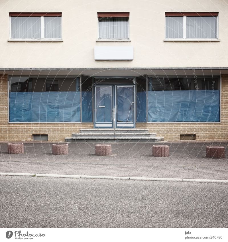 geschäftsaufgabe Haus Bauwerk Gebäude Architektur Treppe Fassade Fenster Tür Straße Wege & Pfade trist Farbfoto Außenaufnahme Menschenleer Textfreiraum unten