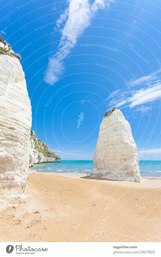 Vieste, Italien - Riesige Kreidefelsen am Strand von Vieste Apulien Kreidegestein Klippe Küste Höhe Hügel riesig erleuchten Sehenswürdigkeit Wahrzeichen