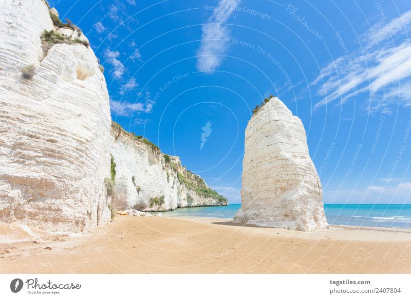 Vieste, Italien - Kreidefelsen am Strand von Vieste Apulien Kreidegestein Klippe Küste Höhe Hügel riesig leuchten erleuchten Sehenswürdigkeit Wahrzeichen