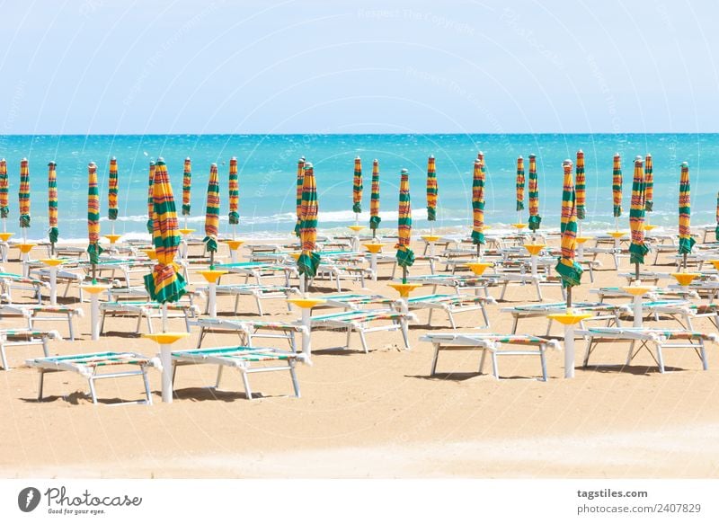 Vieste, Italien - Liegestühle am sauberen Strand von Vieste Apulien Küste grün Horizont Idylle erleuchten Beleuchtung Illumination Landschaft Mittelmeer Natur