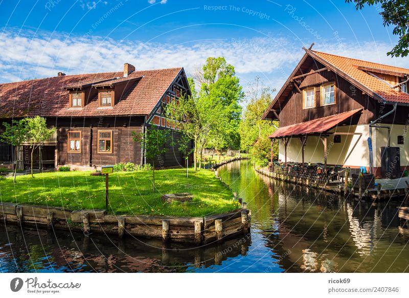 Gebäude im Spreewald in Lehde Erholung Ferien & Urlaub & Reisen Tourismus Haus Natur Landschaft Wasser Frühling Baum Wald Fluss Dorf Architektur