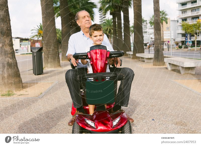 Grossvater und Enkel mit einem elektrischen Rollstuhl im Urlaub Sommer Stuhl Kind Motor Mensch Junge Mann Erwachsene Großvater Natur Verkehr Fahrzeug alt