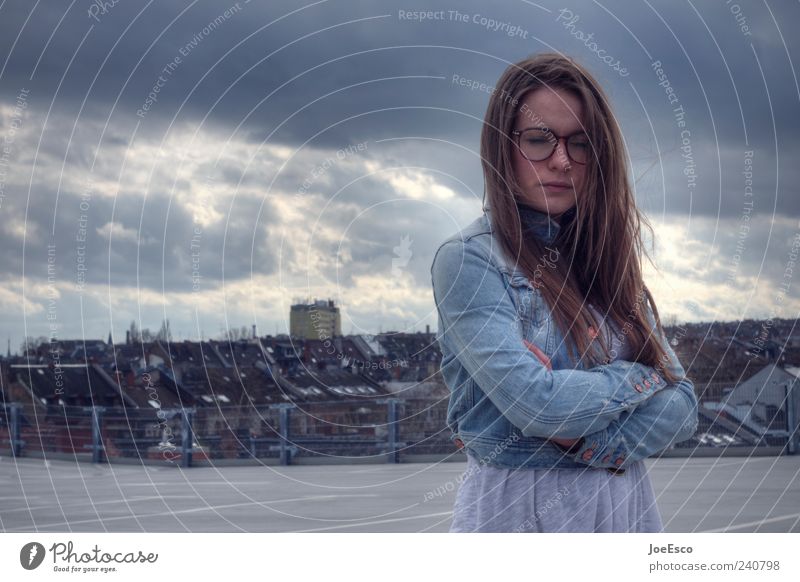 #240798 Frau Erwachsene Stadt Stadtzentrum Skyline Jacke Brille brünett langhaarig Erholung festhalten träumen Traurigkeit warten dunkel natürlich nerdig schön