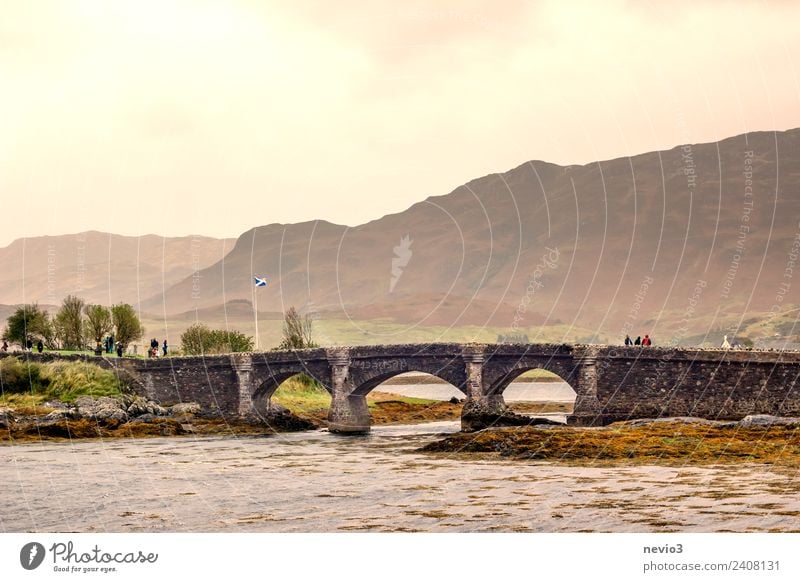 Brücke des Eilean Donan Castle Umwelt Landschaft Schönes Wetter Küste Flussufer Strand Bucht Meer Burg oder Schloss orange Brückenkonstruktion Schottland Fahne