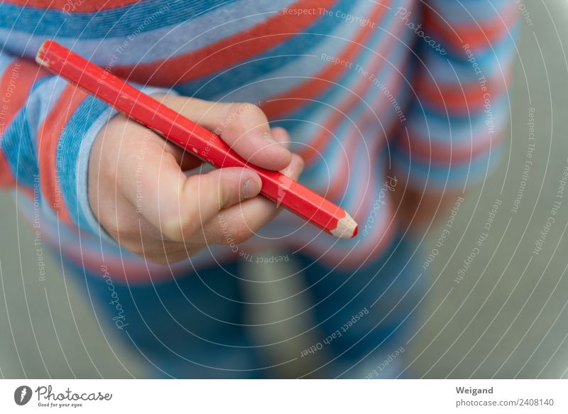 Rotstift I Kindergarten Schule lernen Schulkind Schüler Junge Kindheit Jugendliche Schreibstift schreiben rosa Neugier pointiert Farbfoto Textfreiraum unten