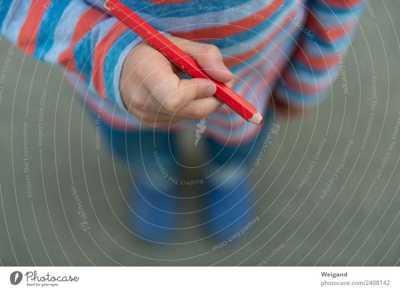 Rotstift III Kind Junge Kindheit Jugendliche schreiben rot Schreibstift Schule Grundschule lernen Farbfoto Textfreiraum unten Textfreiraum Mitte