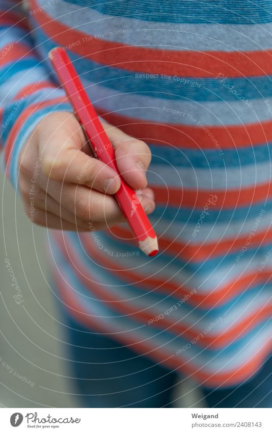 Rotstift II Kindergarten Schule lernen Schulhof Schulkind Schüler Prüfung & Examen Junge Kindheit Jugendliche schreiben rot Schreibstift Klarheit Farbfoto