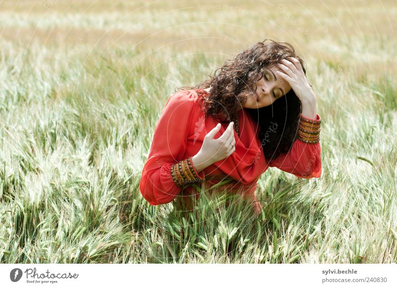 "Mohnblume" harmonisch Wohlgefühl Zufriedenheit Erholung Mensch feminin Junge Frau Jugendliche Leben 18-30 Jahre Erwachsene Umwelt Natur Sommer Nutzpflanze Feld