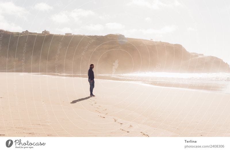 Sommerbrise Landschaft Sonnenlicht Küste Strand Meer beobachten Erholung laufen Blick stehen wandern warten authentisch Glück maritim Stimmung Freude