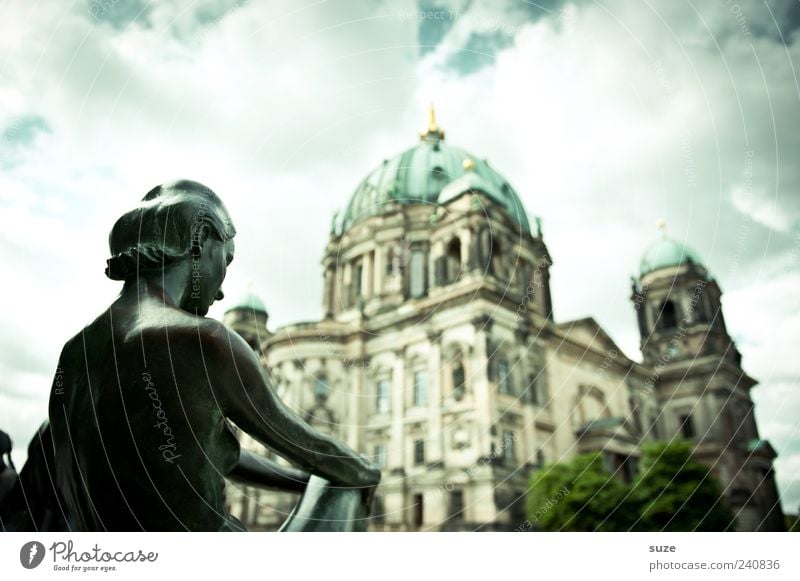 Spreeblick Tourismus Sightseeing Städtereise Frau Erwachsene Kunst Skulptur Kultur Umwelt Himmel Wolken Wetter Hauptstadt Kirche Dom Bauwerk Gebäude