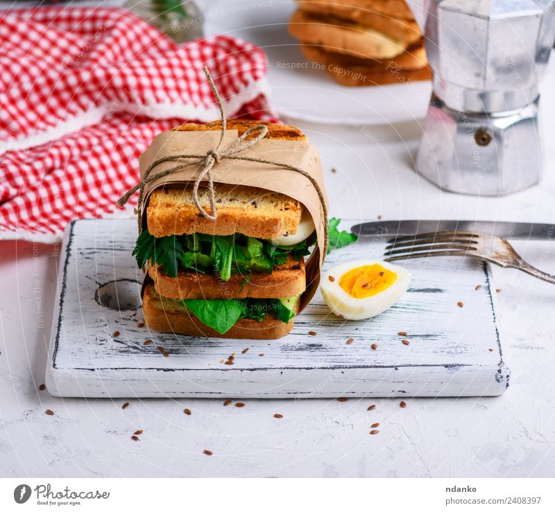 Sandwich von French Toast Fleisch Gemüse Salat Salatbeilage Brot Frühstück Mittagessen Abendessen Vegetarische Ernährung Messer Gabel Tisch Essen frisch lecker