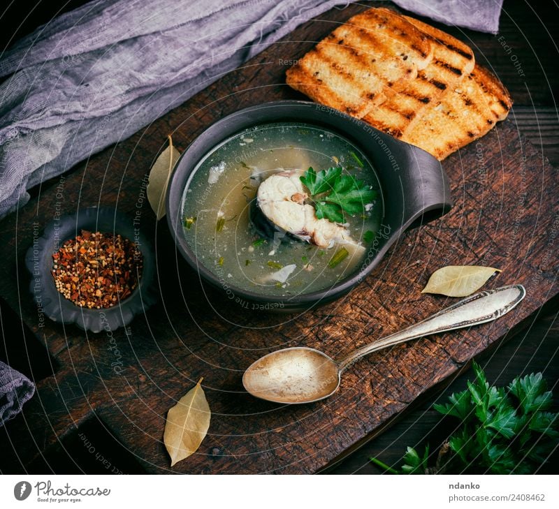 Fischsuppe mit Makrele Meeresfrüchte Gemüse Brot Suppe Eintopf Ernährung Mittagessen Abendessen Teller Schalen & Schüsseln Löffel Tisch Küche Restaurant Holz