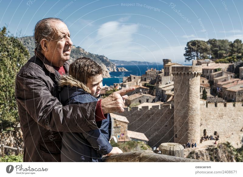 Großvater und Enkel in Tossa de Mar. Spanien. Freude Ferien & Urlaub & Reisen Strand Meer Kind Ruhestand Natur Park Stadt Burg oder Schloss Lächeln Fröhlichkeit