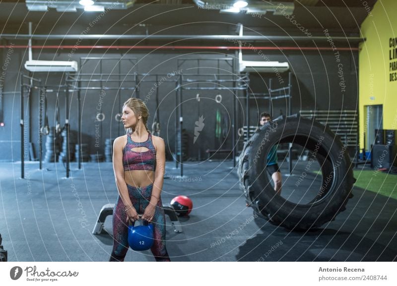 Fitnesstraining im Crossfit-Raum Club Disco Sport Sport-Training Arbeit & Erwerbstätigkeit Mensch Erwachsene stark anstrengen üben passen Übungen