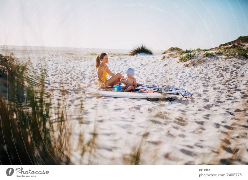 glückliche kaukasische Mutter und Sohn, die in den Dünen sitzen. Lifestyle Glück Ferien & Urlaub & Reisen Sommer Strand Kind Junge Frau Erwachsene Mann Eltern