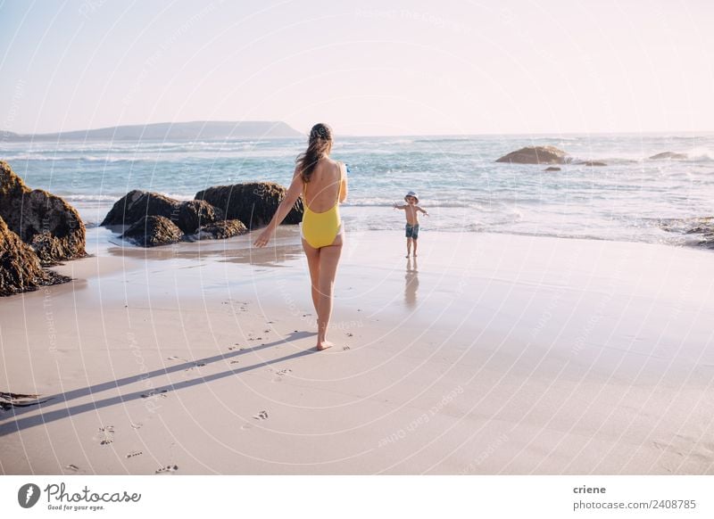 kaukasische Mutter und Sonne gehen in das Wasser am Strand. Lifestyle Glück Erholung Spielen Ferien & Urlaub & Reisen Sommer Meer Kind Mensch Junge Frau