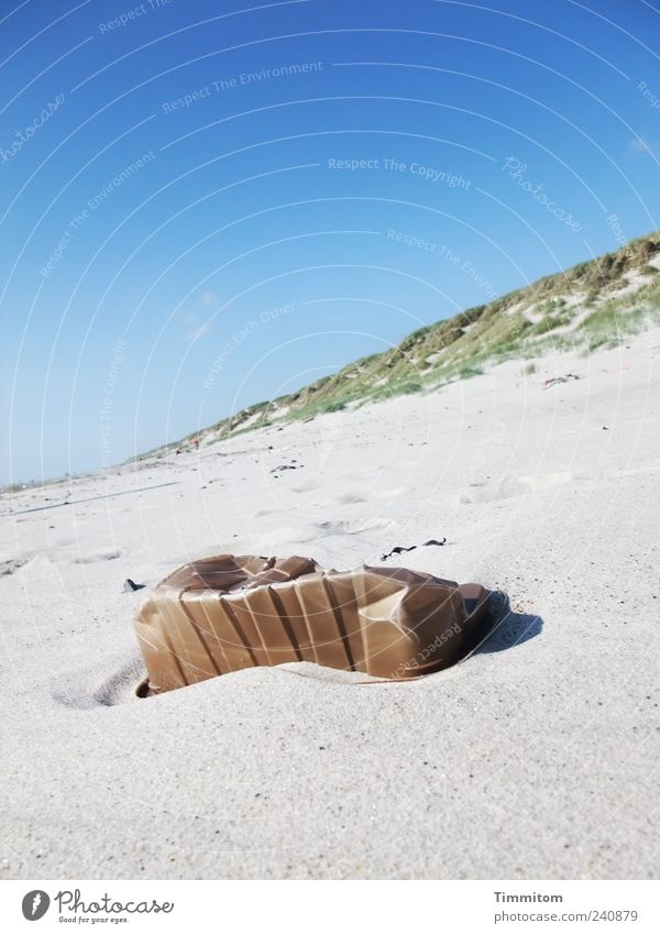 Strandgut Umwelt Natur Landschaft Sand Himmel Sommer Schönes Wetter Dänemark Menschenleer Kunststoffverpackung ästhetisch Müll Nordsee außergewöhnlich