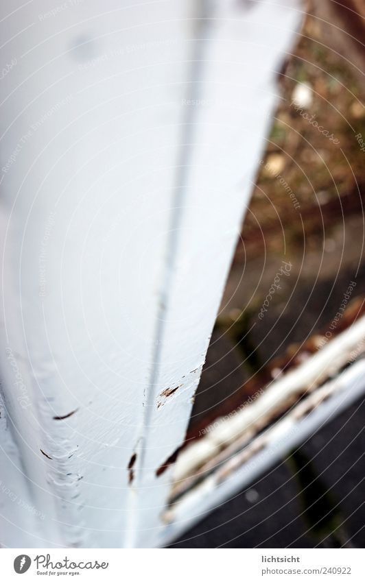 Rahmen abwärts Fenster Tür Holz hässlich kaputt weiß Armut Verfall Lack Kratzer Perspektive Fensterrahmen Türrahmen Bodenplatten Ecke Schramme Bodenbelag