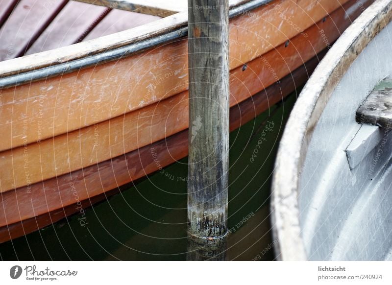 alte Boote Wasser Küste Seeufer Nordsee Ostsee Schifffahrt Binnenschifffahrt Bootsfahrt Ruderboot Wasserfahrzeug Hafen Romantik Fernweh Idylle Kratzer Lack Holz