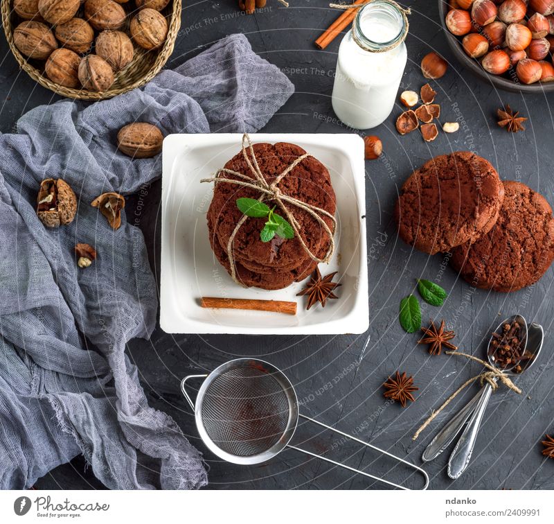 gebackene runde Kekse Dessert Süßwaren Ernährung Frühstück Milch Teller Flasche Löffel Seil dunkel lecker braun schwarz weiß Schokolade melken Glas altehrwürdig