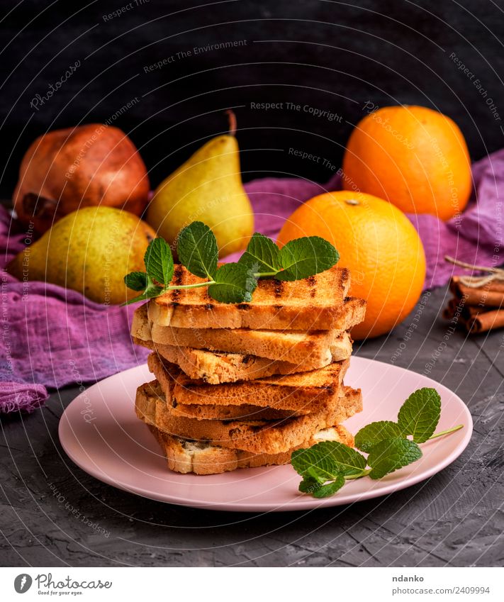 quadratische geröstete Brotscheiben Frühstück Mittagessen Teller Tisch frisch lecker braun weiß Tradition Zuprosten Weizen Französisch Quadrat Stapel