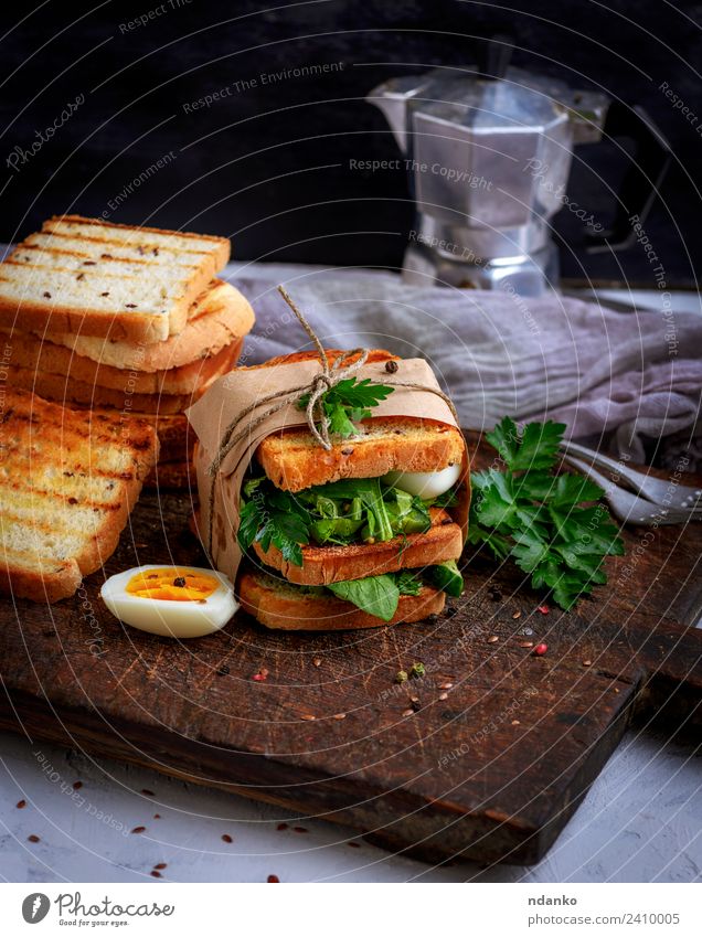 Toast und Salatblätter und gekochtes Ei Fleisch Gemüse Brot Frühstück Mittagessen Abendessen Vegetarische Ernährung Kaffee Tisch Essen frisch lecker braun grün