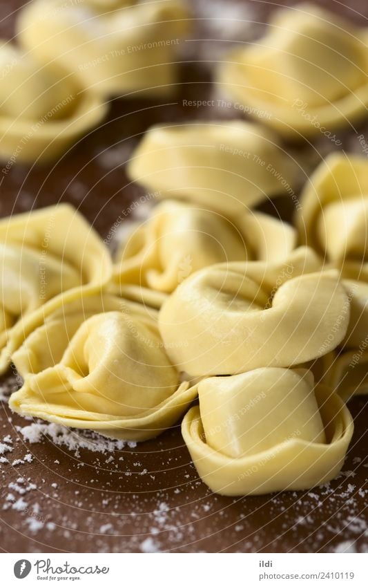 Rohe Tortellini Teigwaren Backwaren trocken Lebensmittel Tortelloni Spätzle gefüllt roh Essen zubereiten Italienisch trocknen Formular mediterran Mehl vertikal