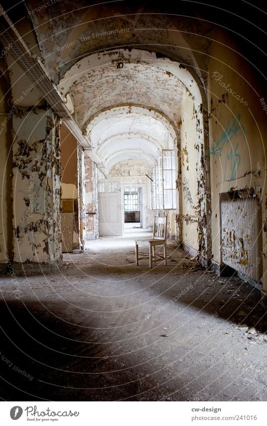 Der weiße Stuhl Menschenleer Haus Ruine Bauwerk Gebäude Architektur Mauer Wand alt authentisch retro grau Verfall Vergangenheit Vergänglichkeit Gang Flur