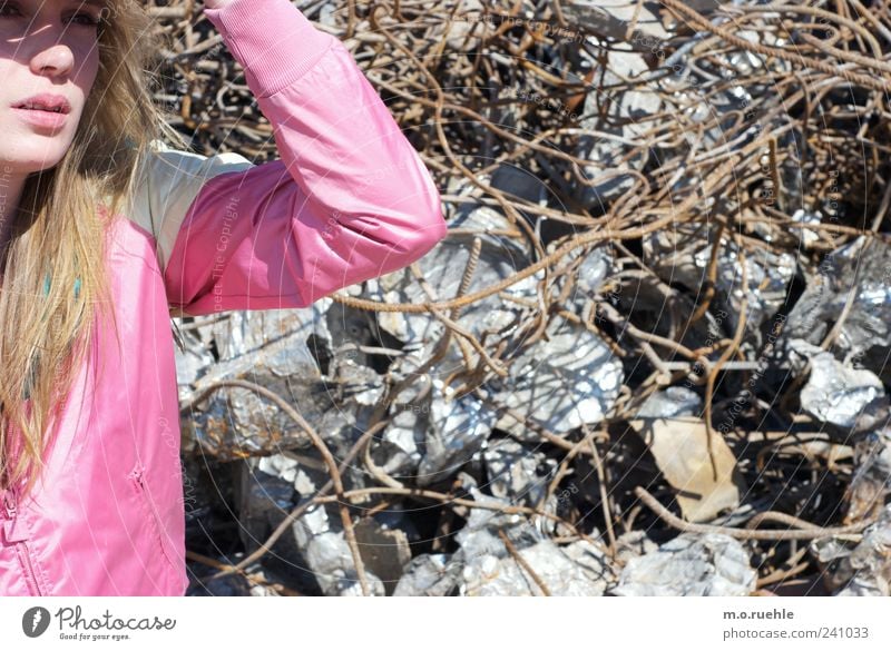 WorldEndParty/08 (Soldaten nahezu ganze Armeen) Lifestyle feminin Junge Frau Jugendliche Lippen Jacke blond Sehnsucht Fernweh Müllhalde Draht Metall Farbfoto