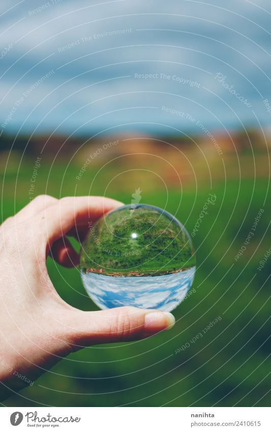 Schöner und grüner Landschaftsblick durch eine Kristallkugel Hand Umwelt Natur Himmel Frühling Sommer Schönes Wetter Gras Feld Glas Kristalle Kugel einfach