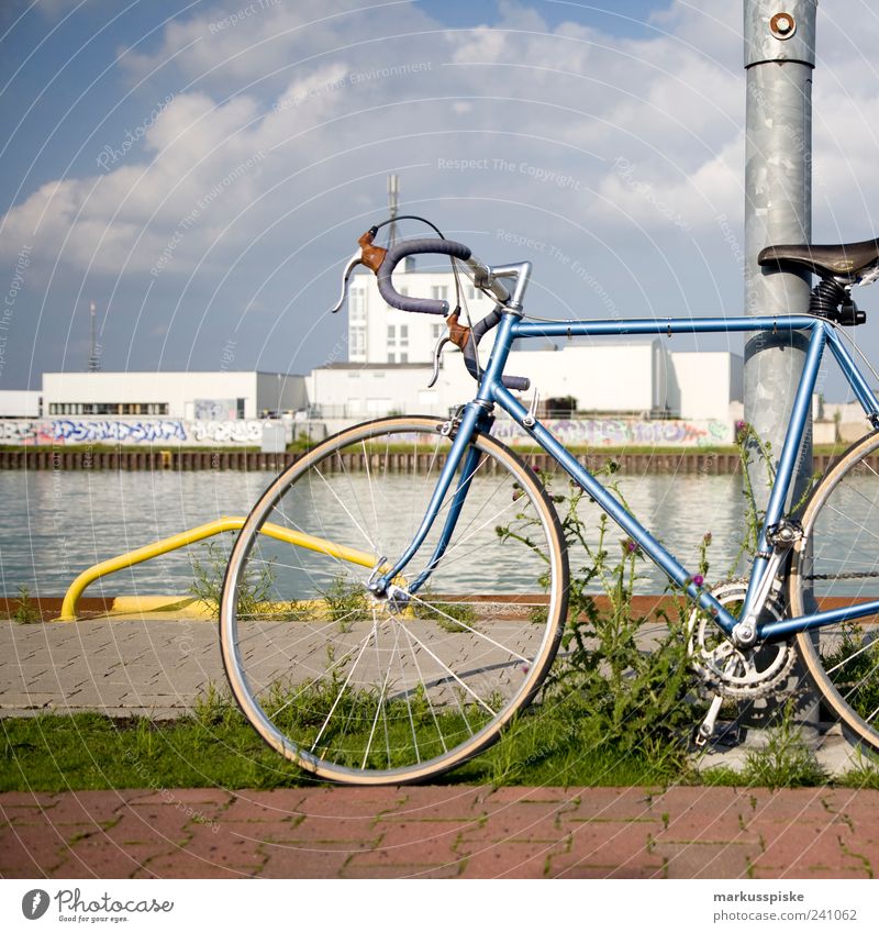 retro rennrad Lifestyle Stil Freizeit & Hobby Sommer Fahrrad fixie Single-Speed singlespeed fixed gear Stadt Stadtrand Menschenleer Haus Industrieanlage Fabrik