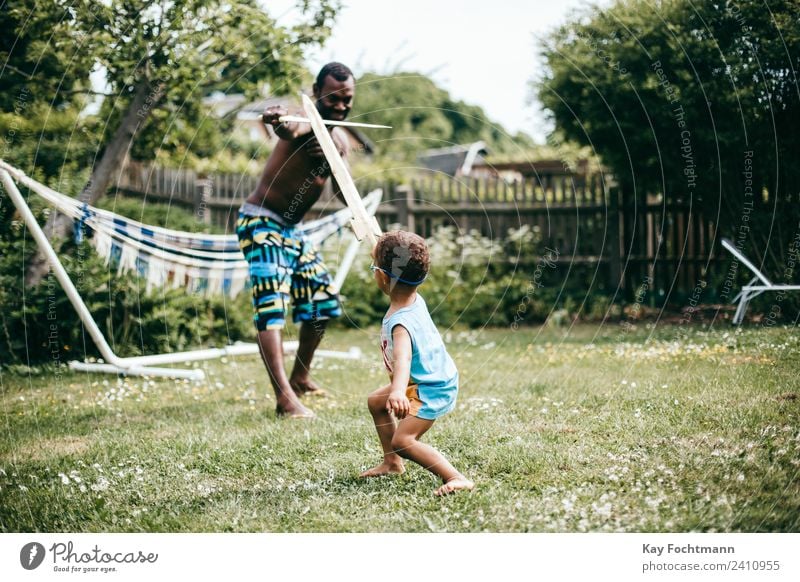 Vater spielt mit seinem Sohn im Garten Ritter Lifestyle Freude Leben Wohlgefühl Zufriedenheit Ferien & Urlaub & Reisen Freiheit Sommer Sommerurlaub