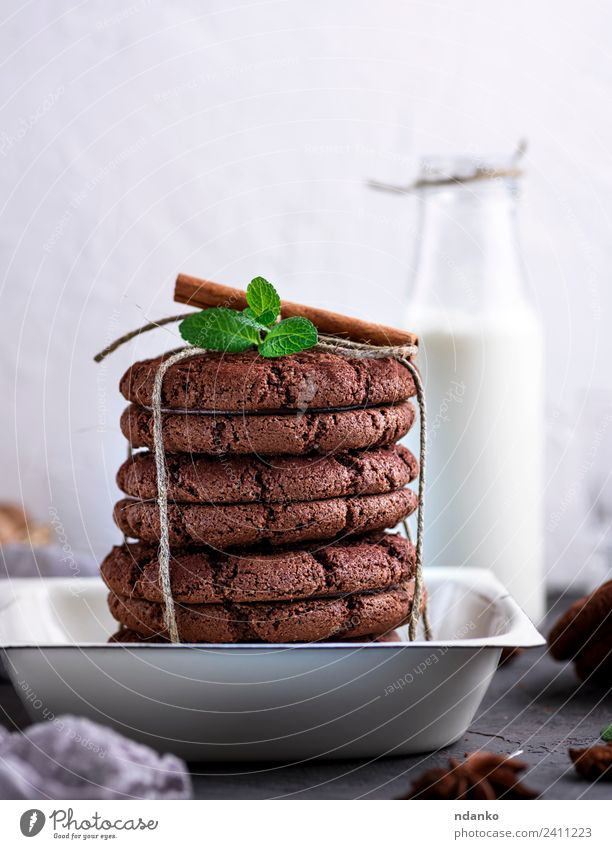 gebackene runde Kekse Dessert Süßwaren Ernährung Frühstück Milch Teller Flasche Seil Essen dunkel lecker braun weiß Schokolade melken Glas altehrwürdig