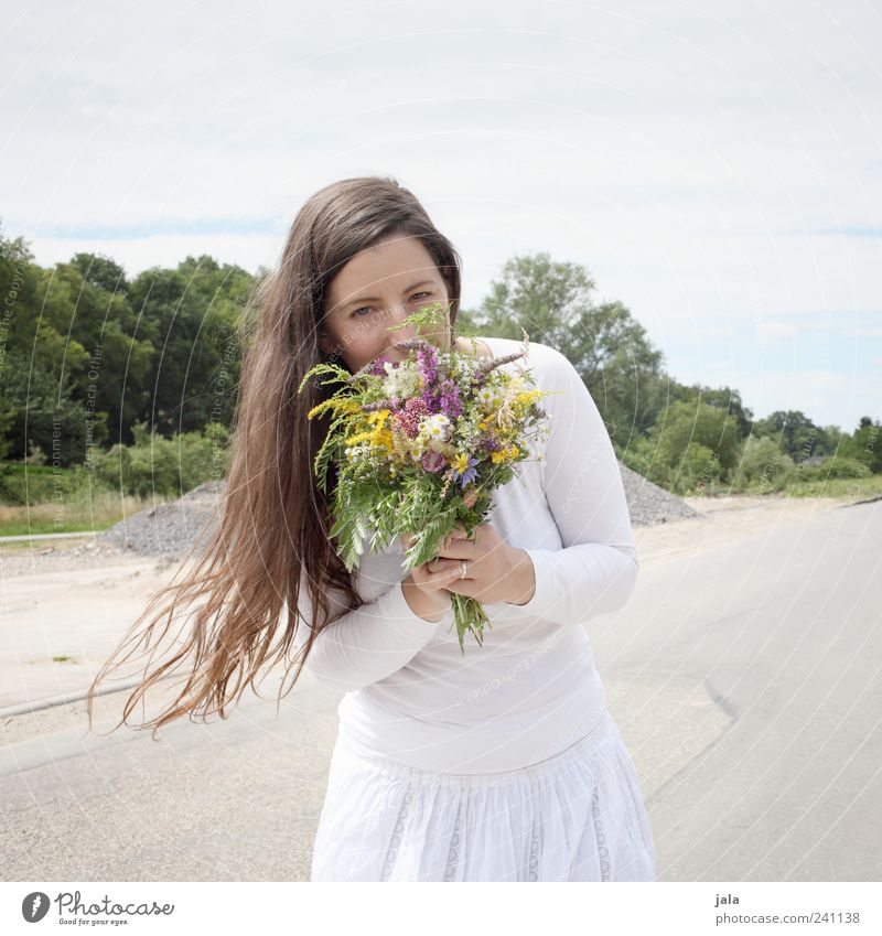 1100 | blumenmädchen Mensch feminin Frau Erwachsene 30-45 Jahre Natur Himmel Pflanze Gras Straße T-Shirt Rock Haare & Frisuren brünett langhaarig Blumenstrauß